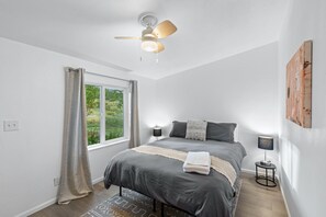 6 عدّة غرف نوم ومكتب ومكواة/لوح كي وسرير سفر