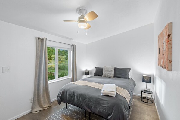 6 chambres, bureau, fer et planche à repasser, lit de bébé portatif