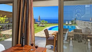 Vila superluxo, 3 quartos, piscina particular, vista para a piscina | Terraço/pátio