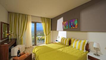 Vila superluxo, 3 quartos, piscina particular, vista para a piscina | 3 quartos, ferros/tábuas de passar roupa, Wi-Fi de cortesia