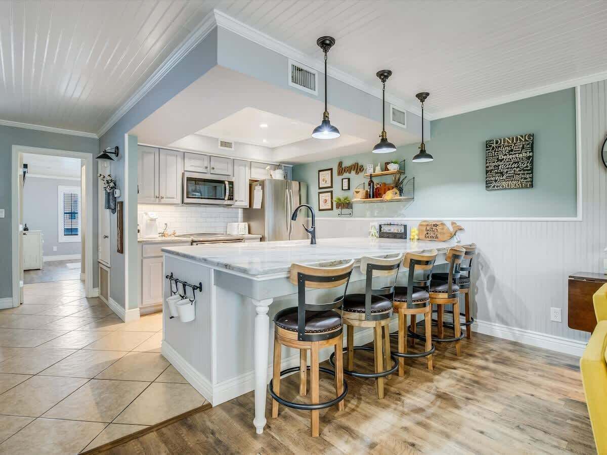 Réfrigérateur, four à micro-ondes, un four, surface de cuisson