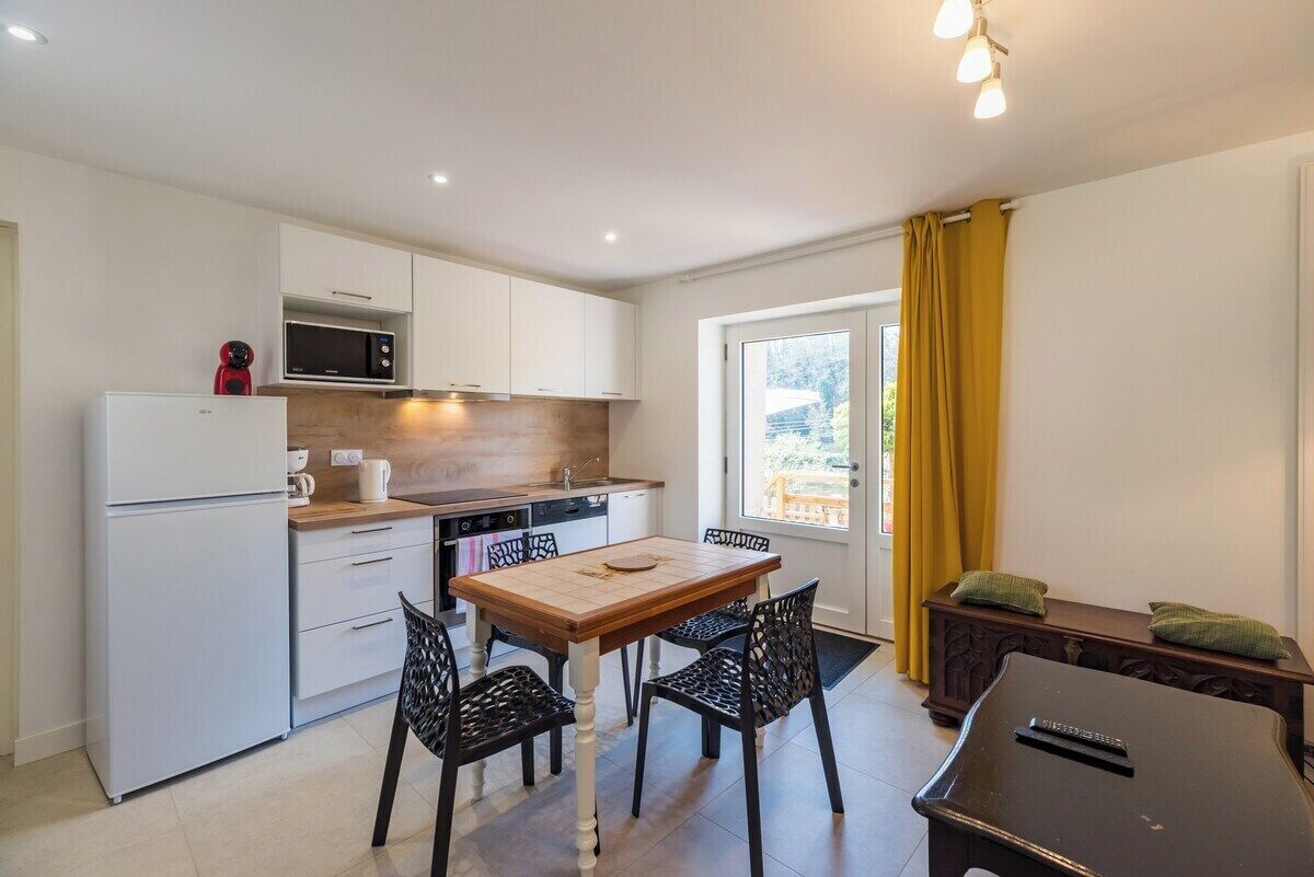 Refrigerador, microondas, horno y cafetera y tetera 