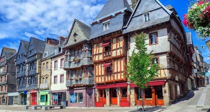 Terrace, charm & nature in the heart of Lannion