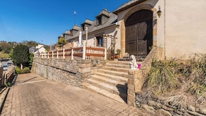 A stone staircase leading to a wooden door, surrounded by a stone wall and a fence. - Terrace, charm & nature in the heart of Lannion (Lannion)