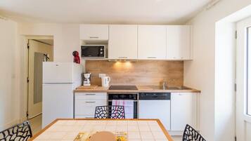 Réfrigérateur, micro-ondes, four, cafetiÚre/bouilloire