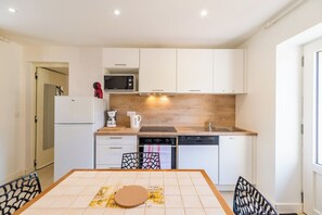 Réfrigérateur, micro-ondes, four, cafetière/bouilloire