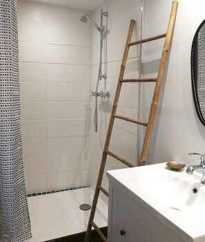 A bathroom with a shower, a wooden ladder, a sink, and a mirror. - A charming little fisherman's cottage 150 meters from the ocean and in the center of Loctudy (Loctudy)