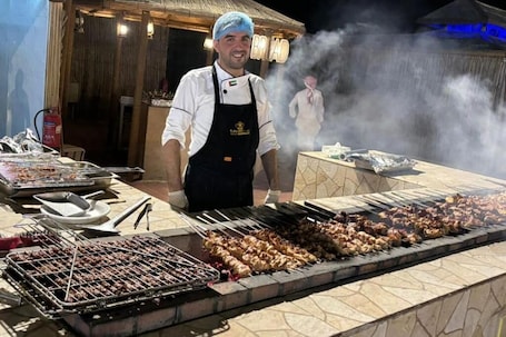 Free daily continental breakfast . Luxury Premium Desert Camp Deluxe Room
