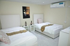 Deluxe Double Room, Desert View | Living area