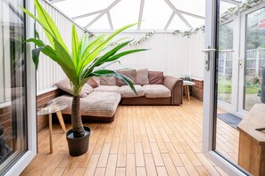 家庭獨棟房屋 | 起居區 | 42-吋智慧型電視、數位頻道、Netflix、串流服務