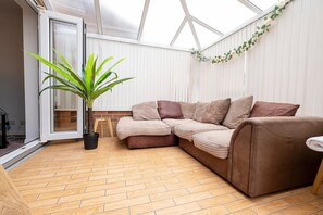 家庭獨棟房屋 | 起居區 | 42-吋智慧型電視、數位頻道、Netflix、串流服務