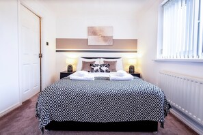 4 bedrooms, bed sheets - Colwell 4 Bedroom 3 Bathroom House (Derby)