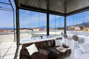 Televisio, takka, tietokoneen näyttö