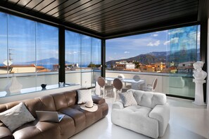 Smart TV, chimenea, monitor de computadora y impresora 