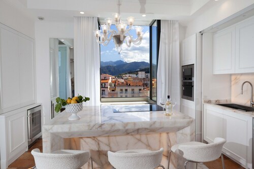 AMORE RENTALS - The Square, Luxury Penthouse with Sea View and Jacuzzi in Piazza Tasso