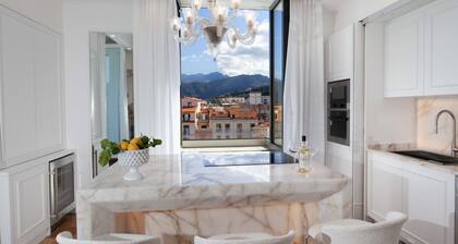 AMORE RENTALS - The Square, Luxury Penthouse with Sea View and Jacuzzi in Piazza Tasso