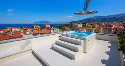 AMORE RENTALS - The Square, Luxury Penthouse with Sea View and Jacuzzi in Piazza Tasso