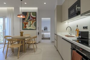 Departamento de lujo, 2 habitaciones, para no fumadores, vista a la ciudad | Cocina privada | Tetera eléctrica 