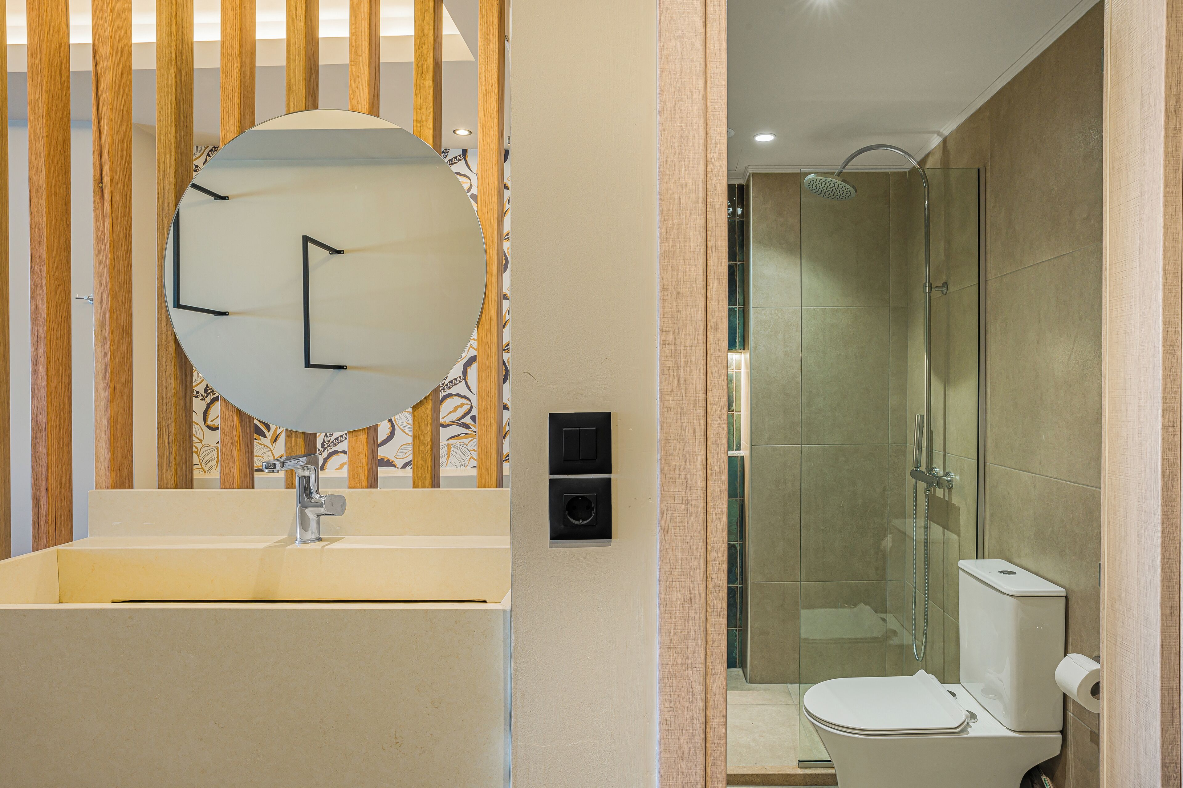 City View Luxury Suite with Jacuzzi | Baño | Ducha, artículos de higiene personal gratuitos y secador de pelo