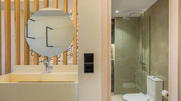 City View Luxury Suite with Jacuzzi | Baño | Ducha, artículos de higiene personal gratuitos y secador de pelo