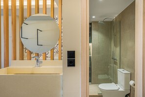 City View Luxury Suite with Jacuzzi | Bathroom | Shower, free toiletries, hair dryer, towels