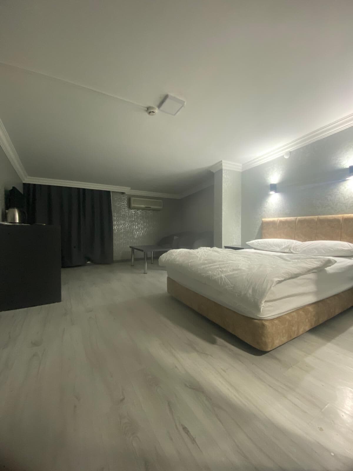 Bộ đồ giường cao cấp, bàn, truy cập Internet không dây miễn phí 