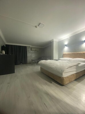 Luxe beddengoed, een bureau, gratis wifi, beddengoed