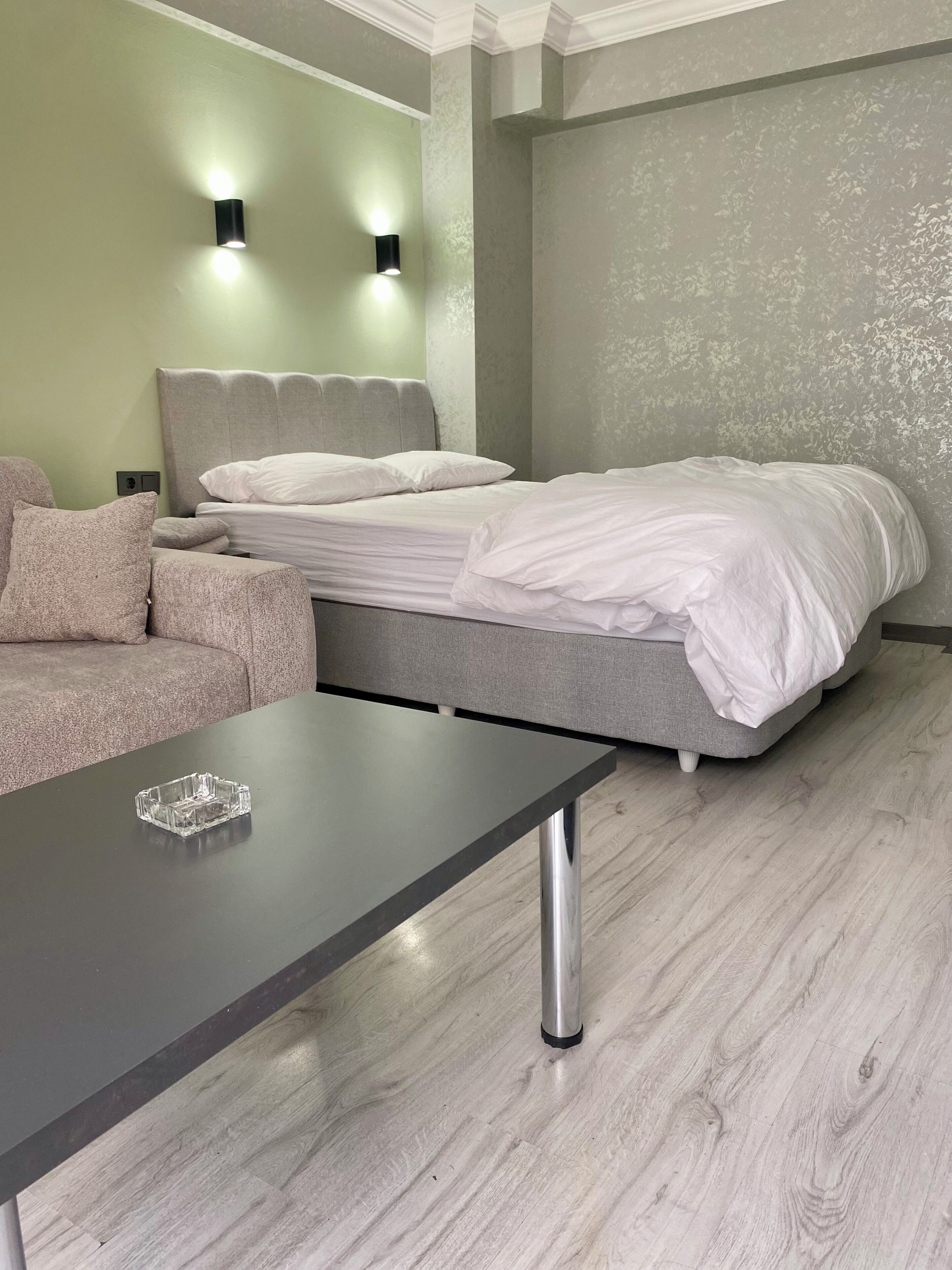 クラシック コンドミニアム バルコニー | 高級寝具、デスク、WiFi (無料)、ベッドシーツ