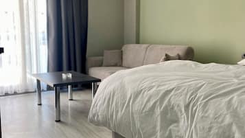 Sengetøy av topp kvalitet, skrivebord, wi-fi (inkludert) og sengetøy