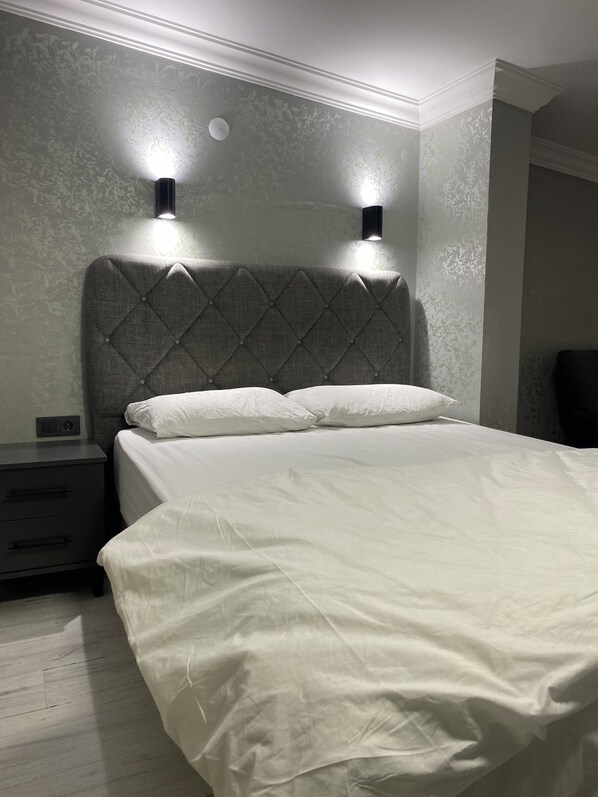 Basic Double Room, Balcony | Premium bedding, desk, free WiFi, bed sheets - pasifik (Izmir)