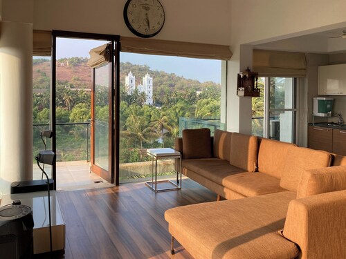 Spacious 3-bedroom penthouse with WiFi, AC in fabulous Candolim