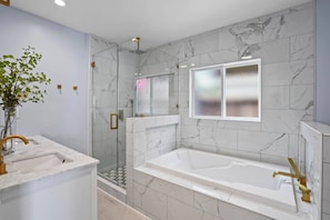 Douche, sĂšche-cheveux, serviettes fournies, shampoing
