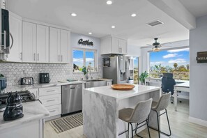 Frigorífico, microondas, horno y placa de cocina