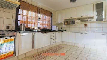 Micro-ondas, fogão, cooktop, cafeteira/chaleira