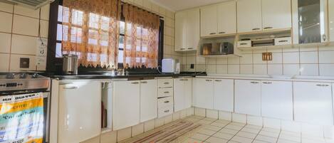 電子レンジ、オーブン、コンロ、コーヒー / ティーメーカー