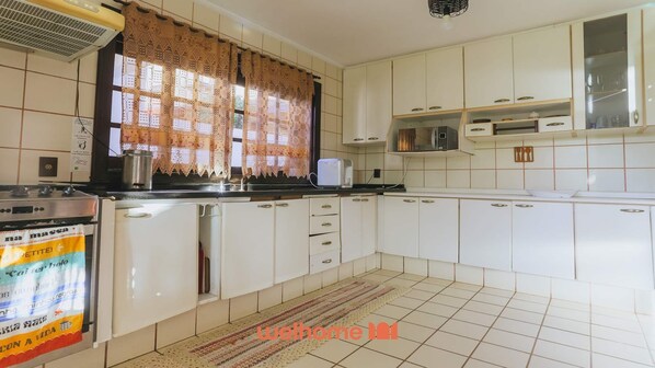 Four à micro-ondes, un four, surface de cuisson, cafetière-théière