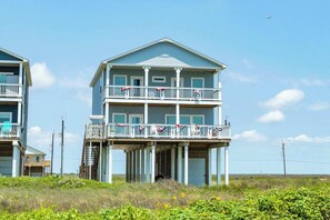 Exterior - Nana & Pops Beachfront Home - Family Friendly (Surfside Beach)