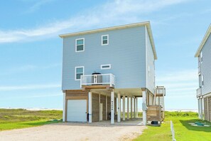 Exterior - Stunning Surfside Beachfront Home for Families (Surfside Beach)
