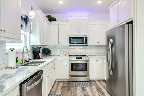 Nana & Pops Beachfront Home - Family Friendly