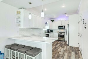 Fridge, microwave, oven, stovetop - Nana & Pops Beachfront Home - Family Friendly (Surfside Beach)