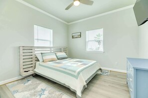 3 bedrooms, iron/ironing board, WiFi, bed sheets - Modern Beach House with Ocean Views near Jetties (Surfside Beach)