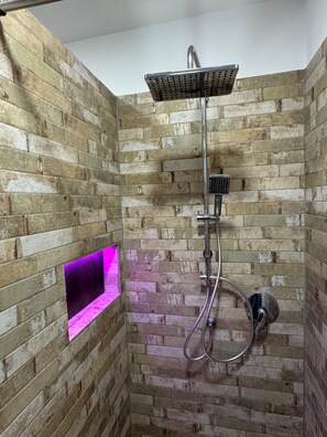 Dusche, Haartrockner, Handtücher, Seife