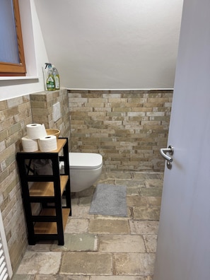Shower, hair dryer, towels, soap - Ferienhaus Reuthsee – Nurdachhaus mit großem Garten & hundefreundlich (Sulzdorf an der Lederhecke)