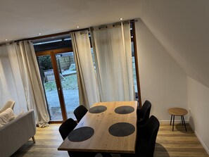 Dining - Ferienhaus Reuthsee – Nurdachhaus mit großem Garten & hundefreundlich (Sulzdorf an der Lederhecke)