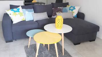 Een smart-tv en boeken