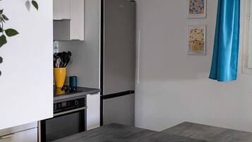 Frigorífico, microondas, horno y placa de cocina