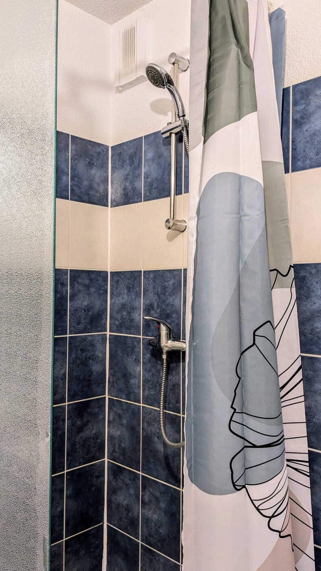 Douche, sèche-cheveux, savon, shampoing