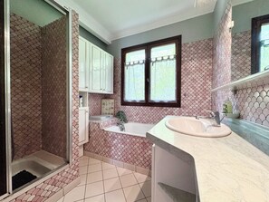 SĂšche-cheveux, serviettes fournies, papier toilette