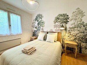 4 bedrooms, desk, iron/ironing board, travel crib