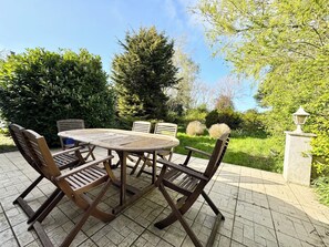 Outdoor dining - La Baraque de Papi - Spacious detached house - Private garden (Marck)